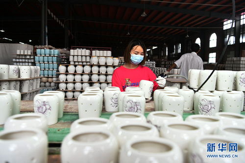 湖北通城 青年返乡创业 陶瓷工艺品远销海外